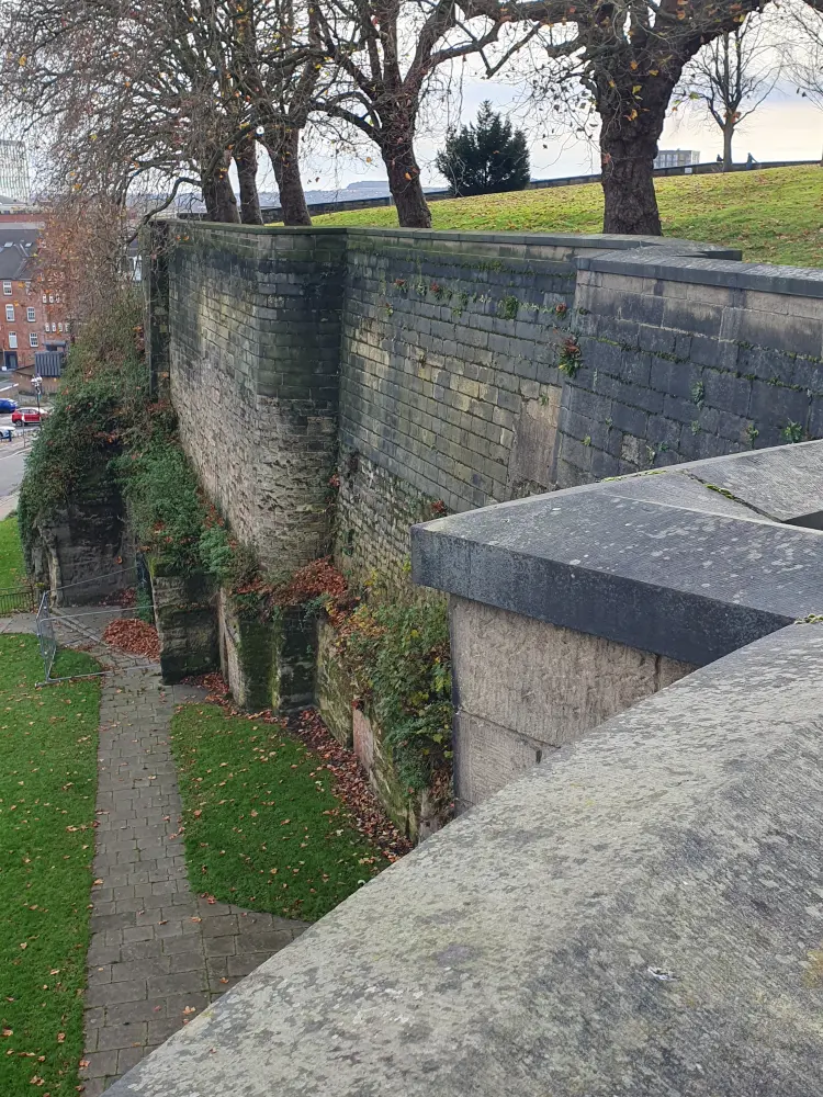 Photo de Castle Nottingham Exter Bailey Wall and Towers - Historic England