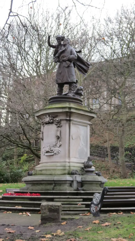 Photo de Statue du capitaine Albert Ball, château de Nottingham - Historic England