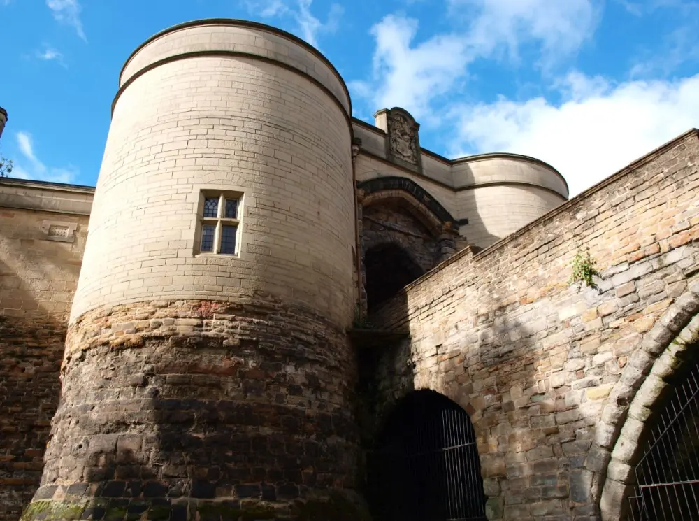 Photo de Gatehouse du château de Nottingham, pont extérieur et passerelle adjacente - Historic England / Paul Adams