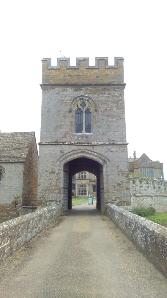 Photo de Château de Broughton, passerelle, pont et mur de rideau - Historic England