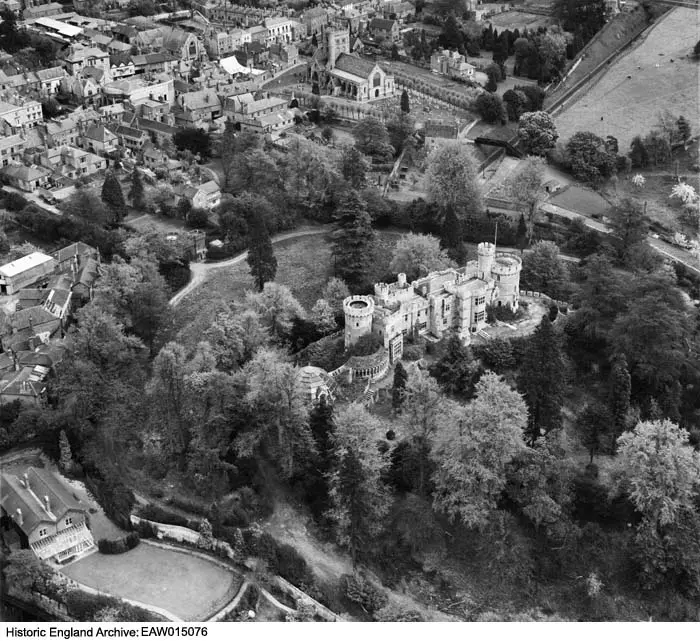 Photo de Château de Devizes, y compris la maison en verre et les murs du jardin, encerclant le côté ouest du monticule - Historic England / Historic England Archive