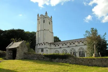 Photo de Église de la Sainte Trinité - Historic England