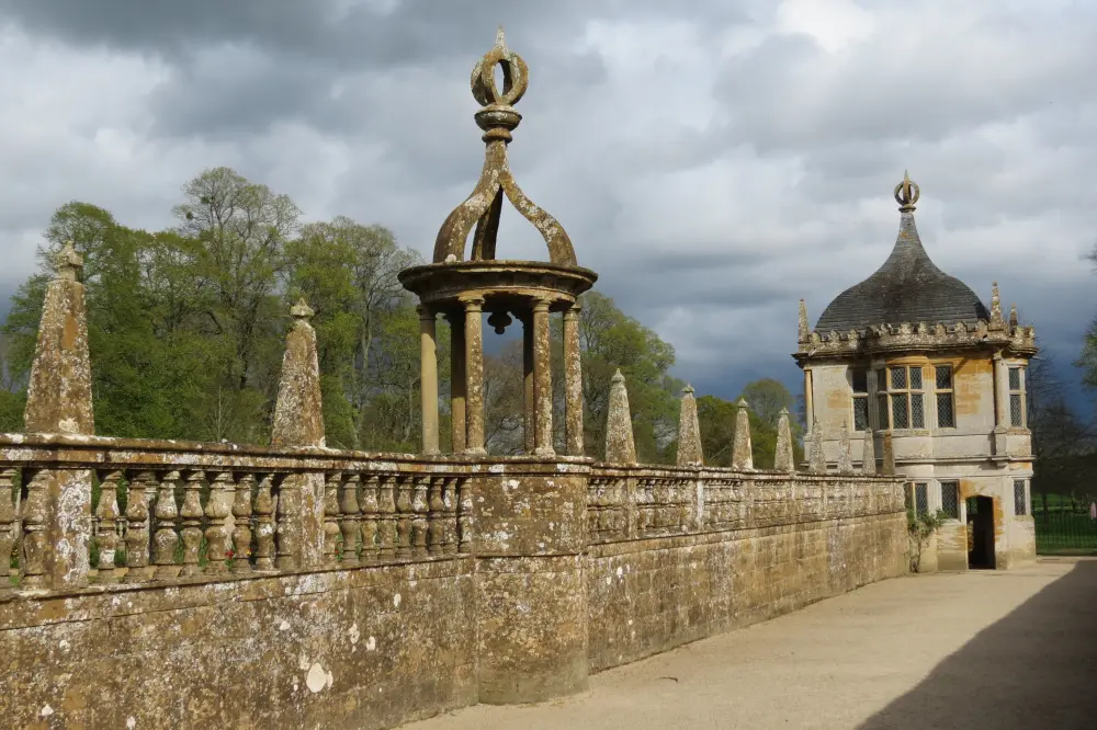 Photo de Murs, tourelles et passerelle vers le parvis est de la maison Montacute - Historic England