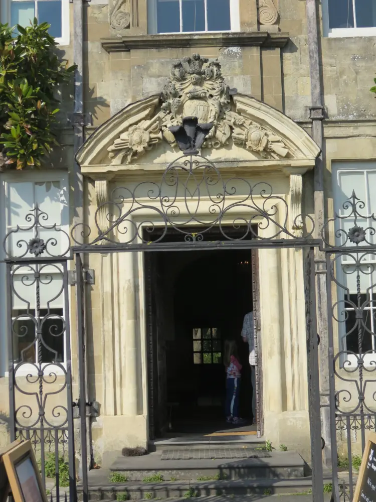 Photo de Mur d'écran, rails, piles, portes et renversement devant la maison Mombesson - Historic England