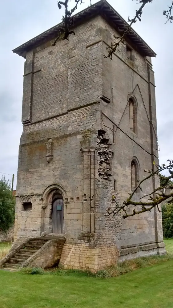 Photo de Tour de l'Église au nord de la ferme du temple - Historic England