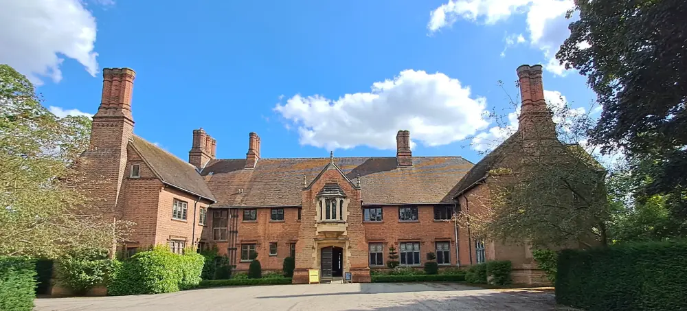 Photo de Putains et passerelle attachée, terrasse et loggia à côté et à l'arrière - Historic England