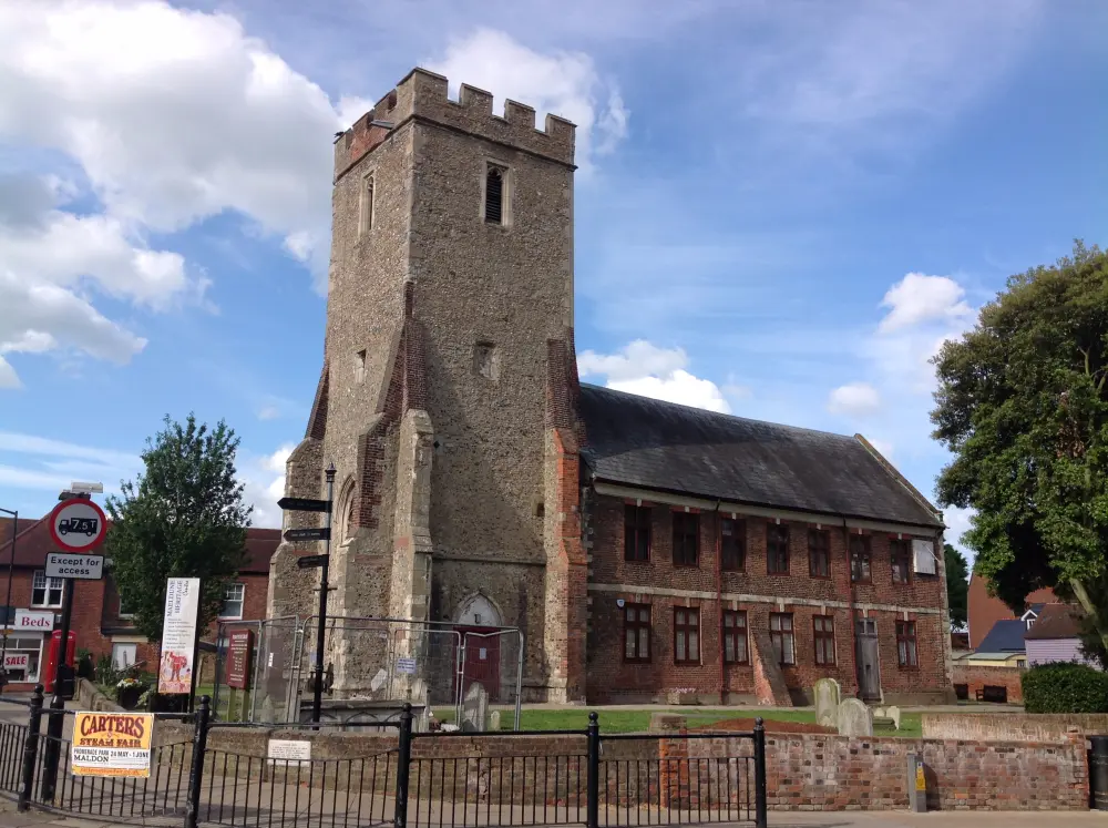 Photo de Bibliothèque de panache, y compris la tour de l'ancienne église de St Peter - Historic England