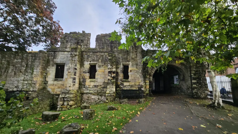 Photo de Les restes de l'hôpital St Leonards - Historic England