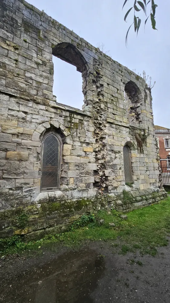 Photo de Les restes de l'hôpital St Leonards - Historic England