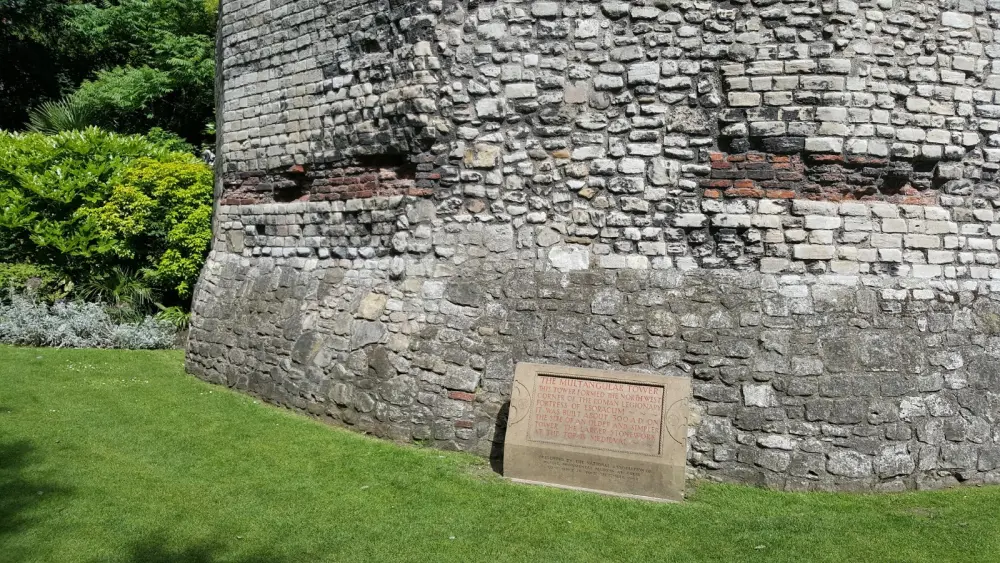 Photo de Tour mulangulaire et mur attaché au sud-est - Historic England