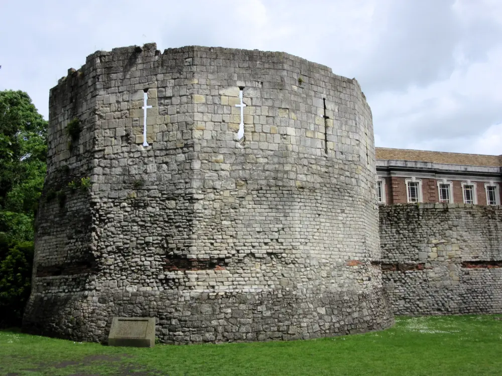 Photo de Tour mulangulaire et mur attaché au sud-est - Historic England