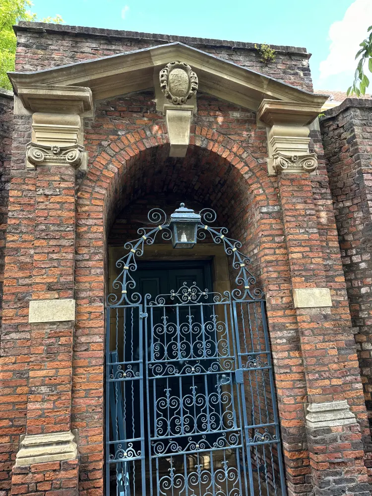Photo de Maison des trésoriers et murs de jardin attachés, piliers de porte et de porte - Historic England
