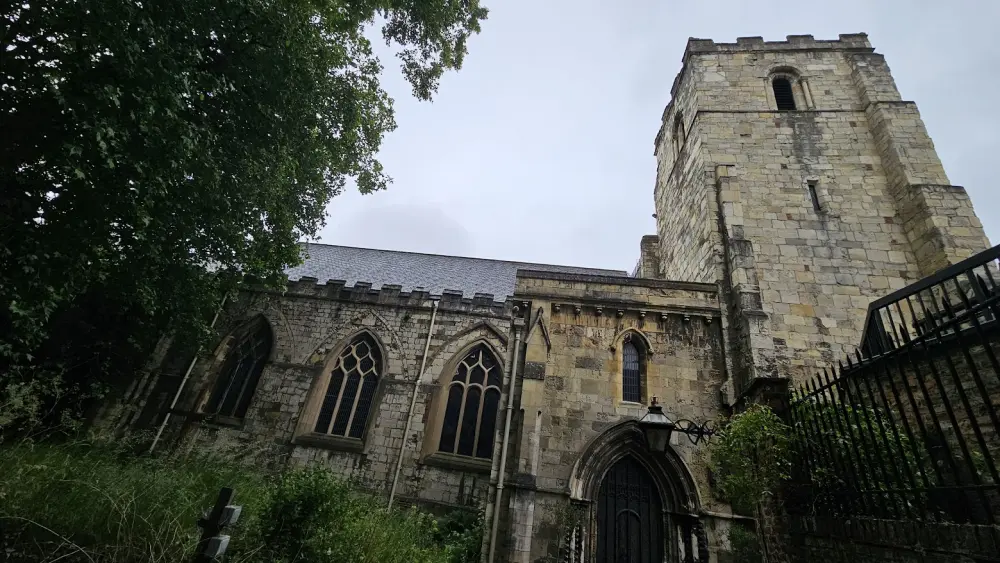 Photo de Église de la Sainte Trinité et du mur attaché au sud-est - Historic England