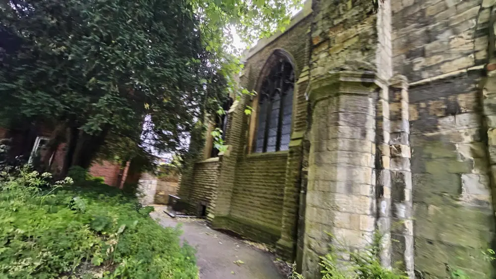Photo de Église de la Sainte Trinité et du mur attaché au sud-est - Historic England