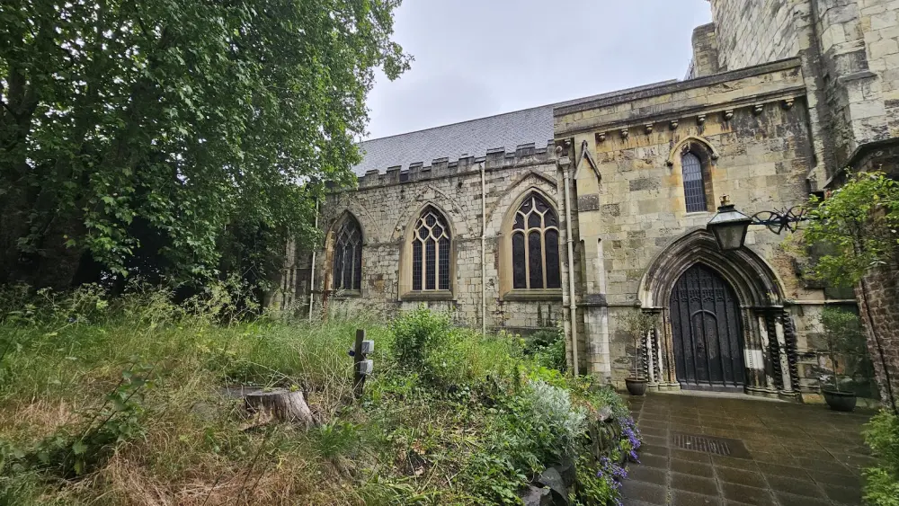 Photo de Église de la Sainte Trinité et du mur attaché au sud-est - Historic England
