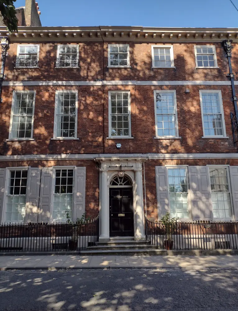 Photo de Micklegate House et garde-corps attachés et supports de lampes - Historic England