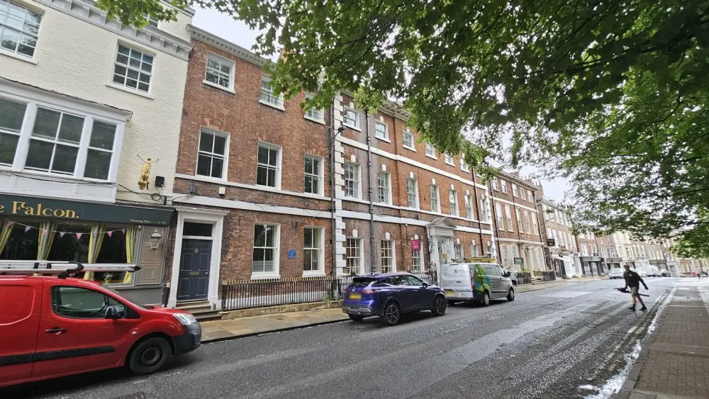 Photo de Micklegate House et garde-corps attachés et supports de lampes - Historic England