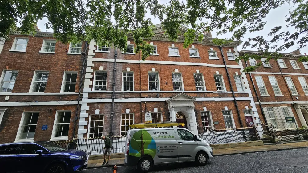 Photo de Micklegate House et garde-corps attachés et supports de lampes - Historic England