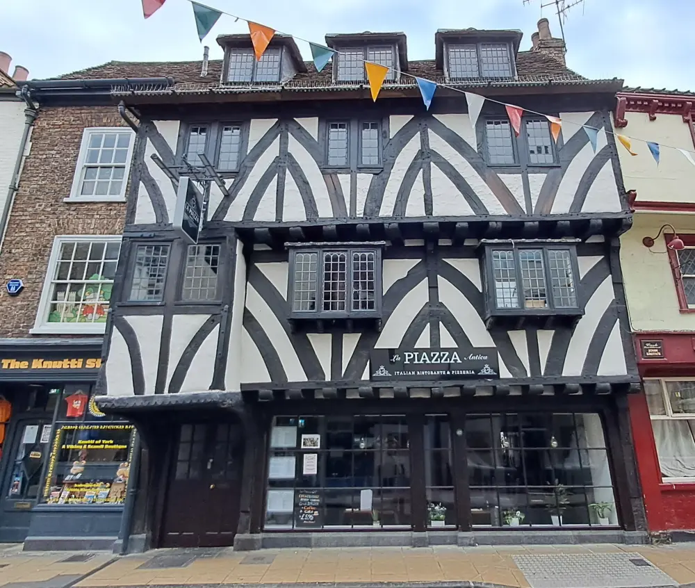 Photo de Nos 41, 43 et 45, Goodramgate - Historic England