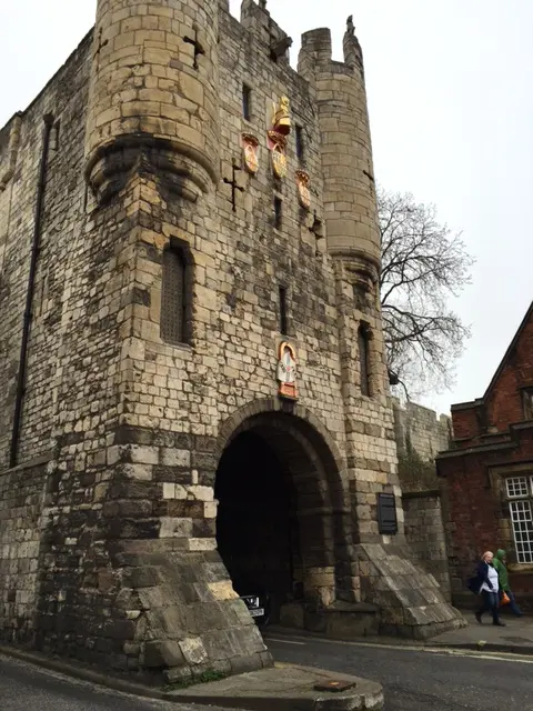 Photo de Mur de la ville de Baile Hill à Barker Tower, y compris Barker Tower et North Street Postern, Victoria Bar et Micklegate Bar - Historic England