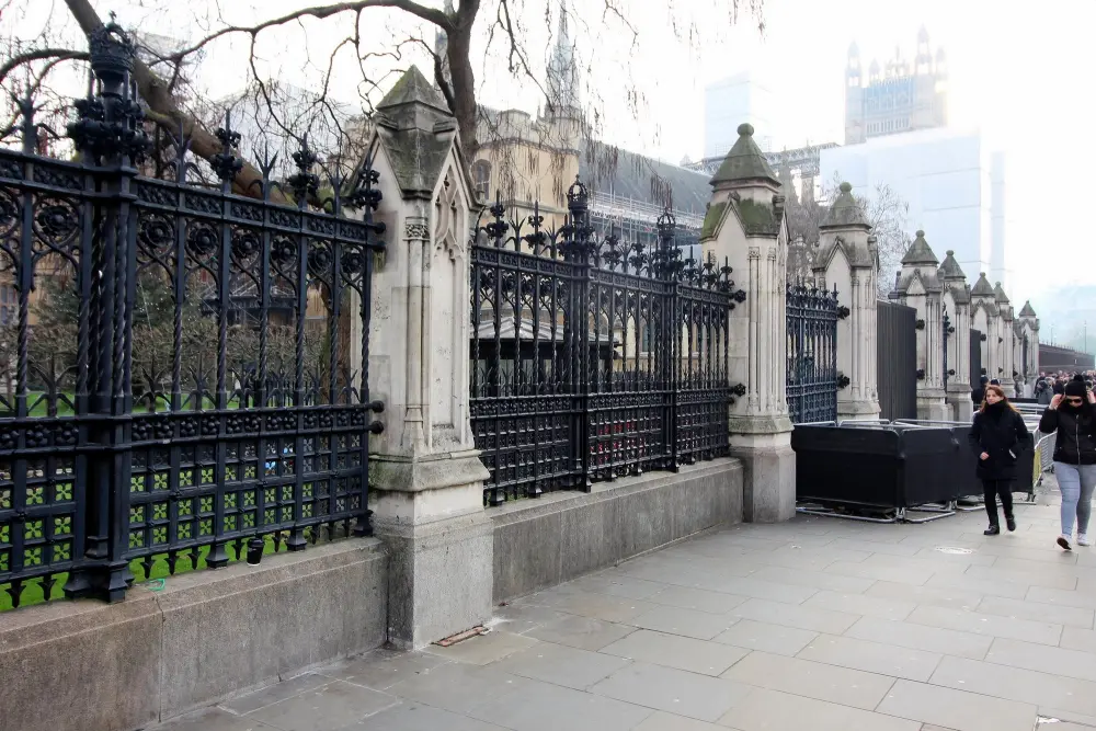 Photo de Portes, balustrades, piles de porte vers un nouveau chantier de palais, maisons du Parlement - Historic England / Charles Watson