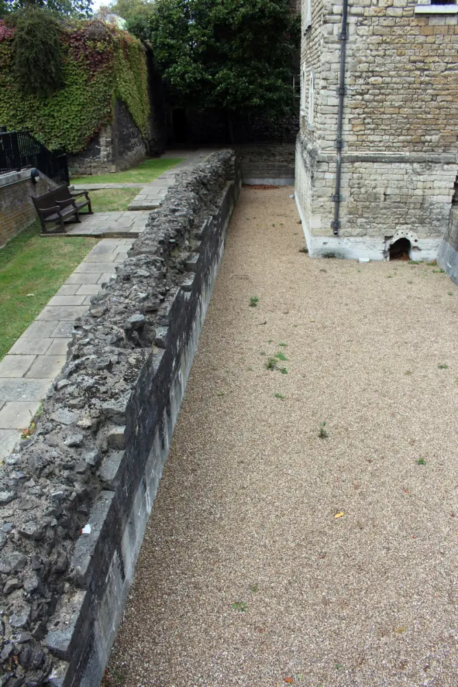 Photo de Anciens murs de soutènement de quai à des douves autour de Jewel House - Historic England / Charles Watson