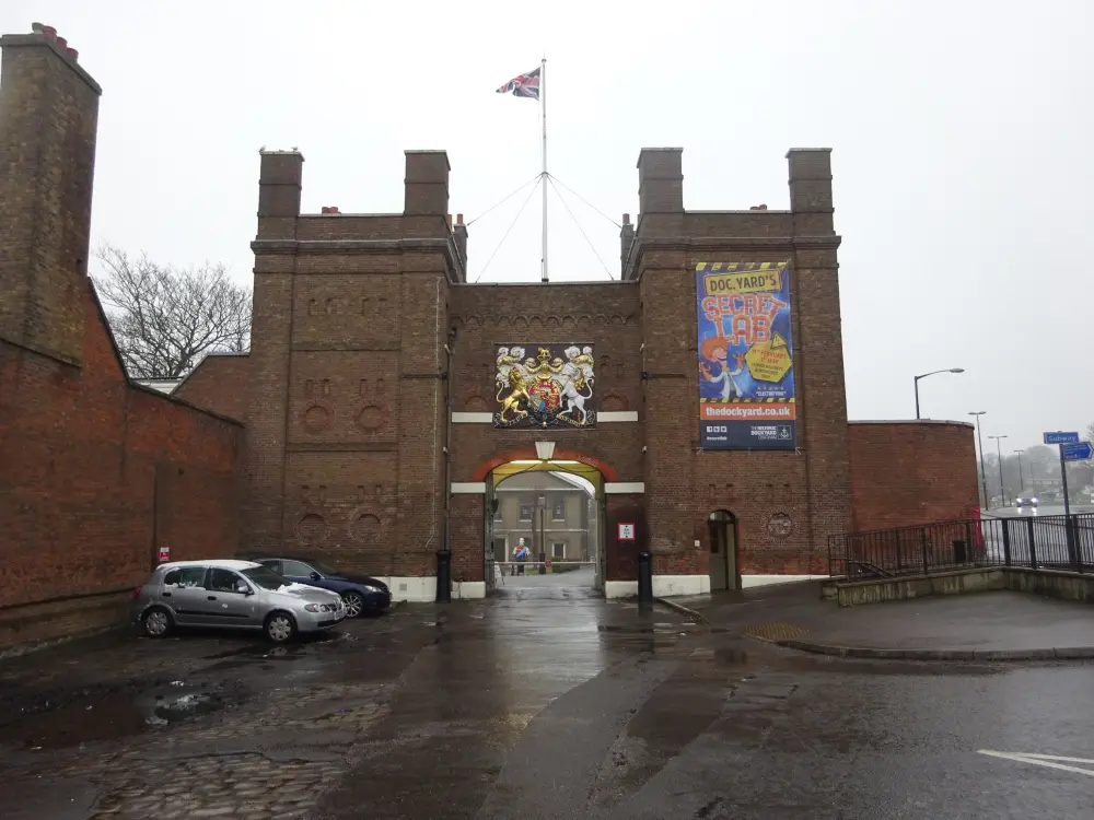 Photo de Porte principale et murs de périmètre du chantier naval attaché au sud-ouest - Historic England / Christopher Reynolds