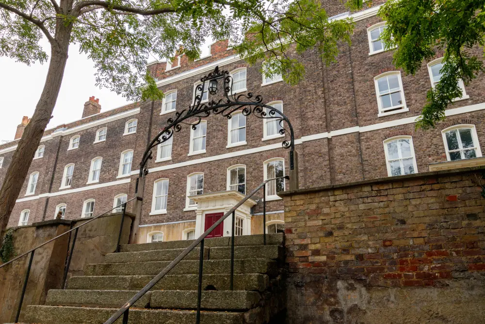 Photo de Ancienne terrasse des officiers et murs et renversement de la zone avant attachés - Historic England / Charles Watson