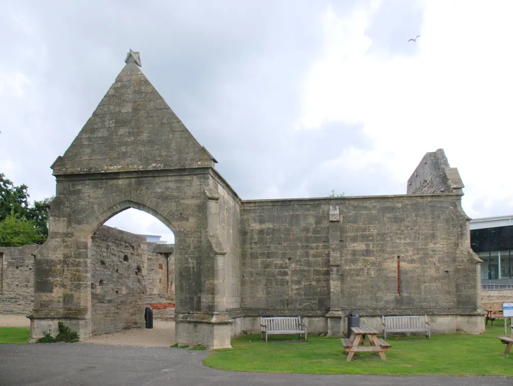 Photo de Priory llanthony, restes de Tythe Barn du côté nord de la cour intérieure - Historic England / Brian Mawdsley