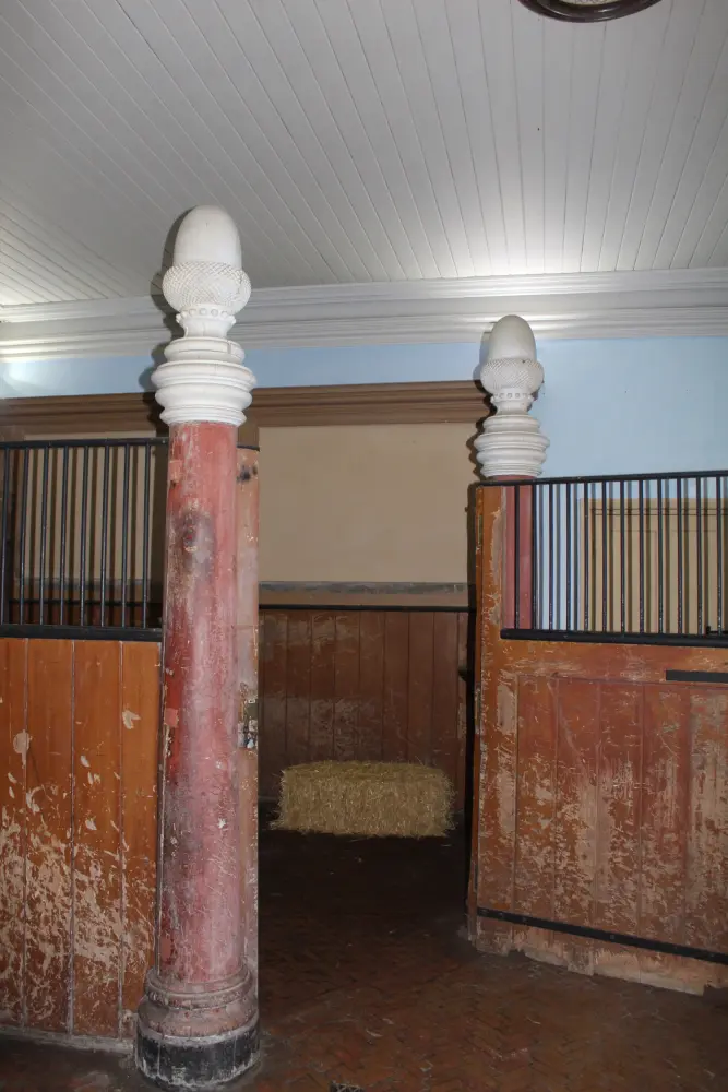 Photo de Le bloc stable à Uppark au nord-ouest de la maison - Historic England / David Lovell