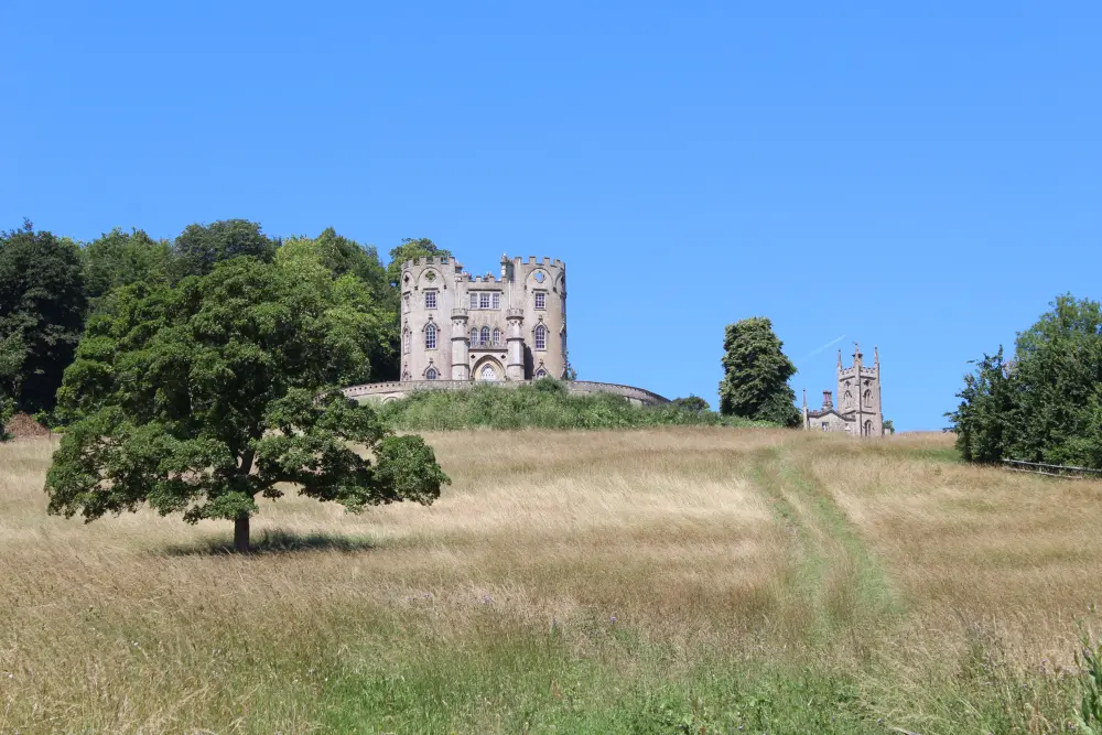 Photo de Château de Midford avec d'anciens bureaux et maisons d'entraîneur - Historic England / David Lovell