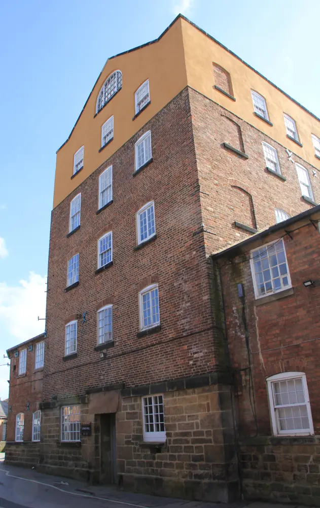 Photo de Darley Abbey Mills (complexe sud) Long Mill, Middle Mill, East Mill, West Mill, moteur et cheminée, péage, boutique à bobine et hangar de séchage - Historic England