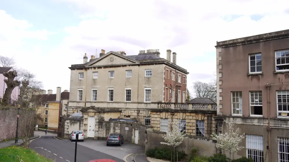 Photo de Clifton Hill House et murs avant attachés - Historic England / David Lovell