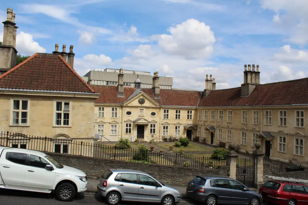 Photo de Mur avant et portes aux hospices de Colston - Historic England