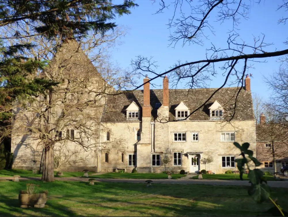 Photo de Manor Farmhouse à environ 70 mètres au sud de Harcourt House - Historic England / Paul Adams