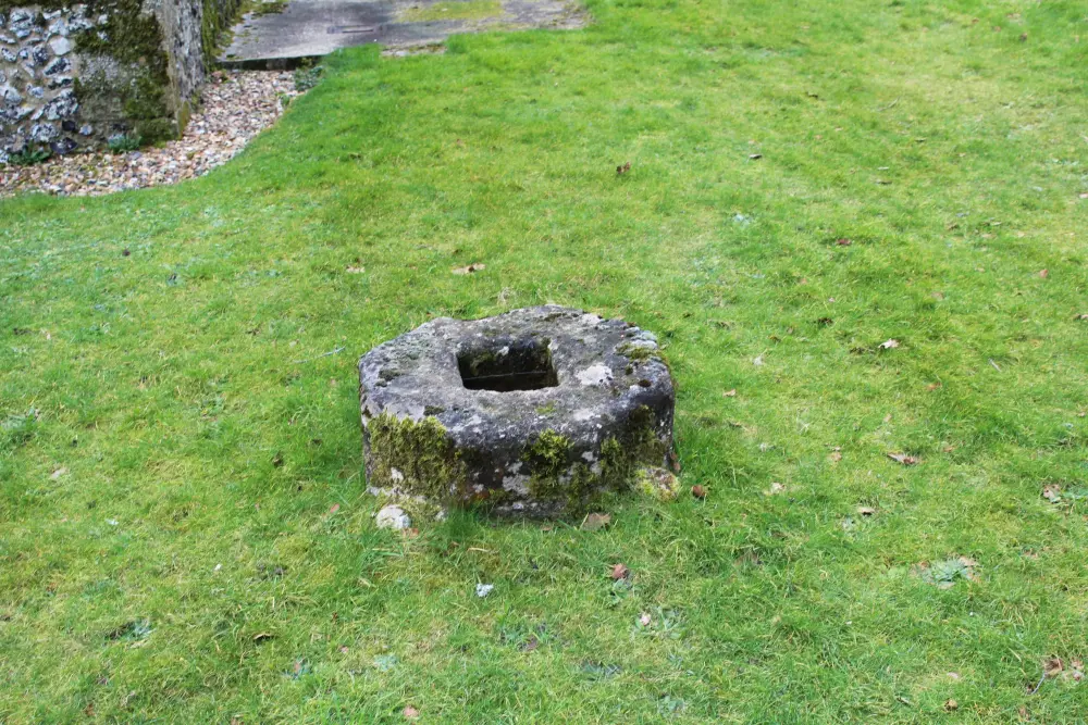 Photo de Cross-base à 2 mètres au nord-ouest de l'église de St Mary - Historic England