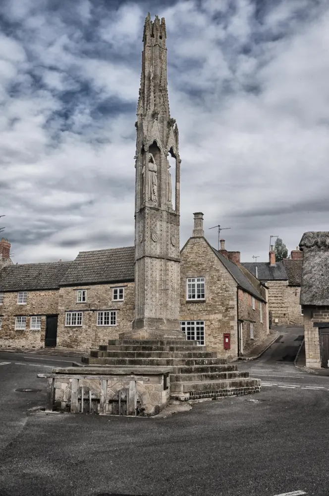 Photo de Croix de la reine Eleanor - Historic England