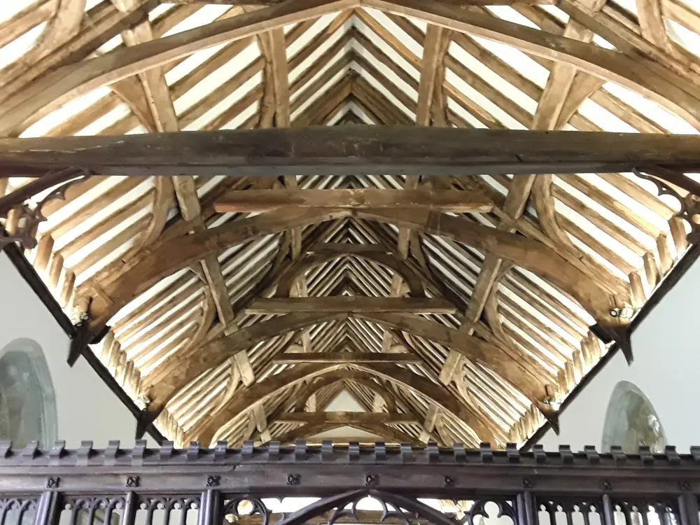 Foto de Iglesia de San Pedro y San Pablo - Historic England