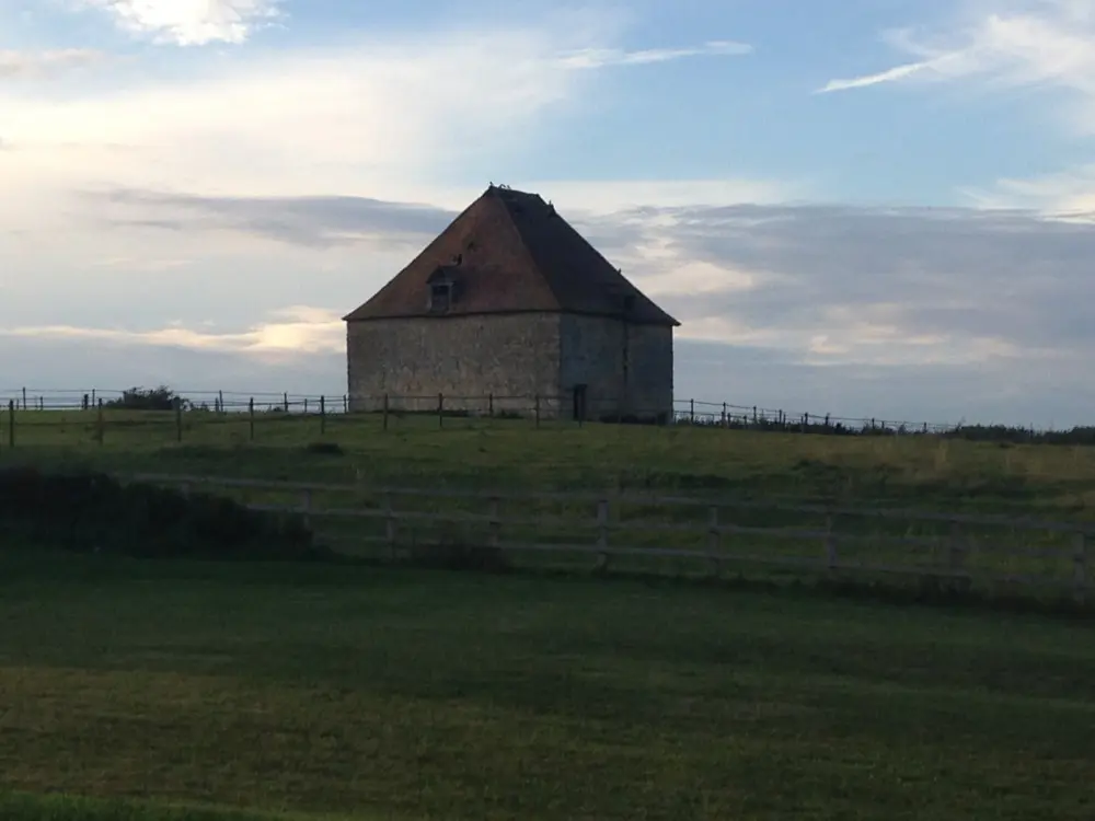 Picture of Dovecote To North East Of Notley Farm - Historic England