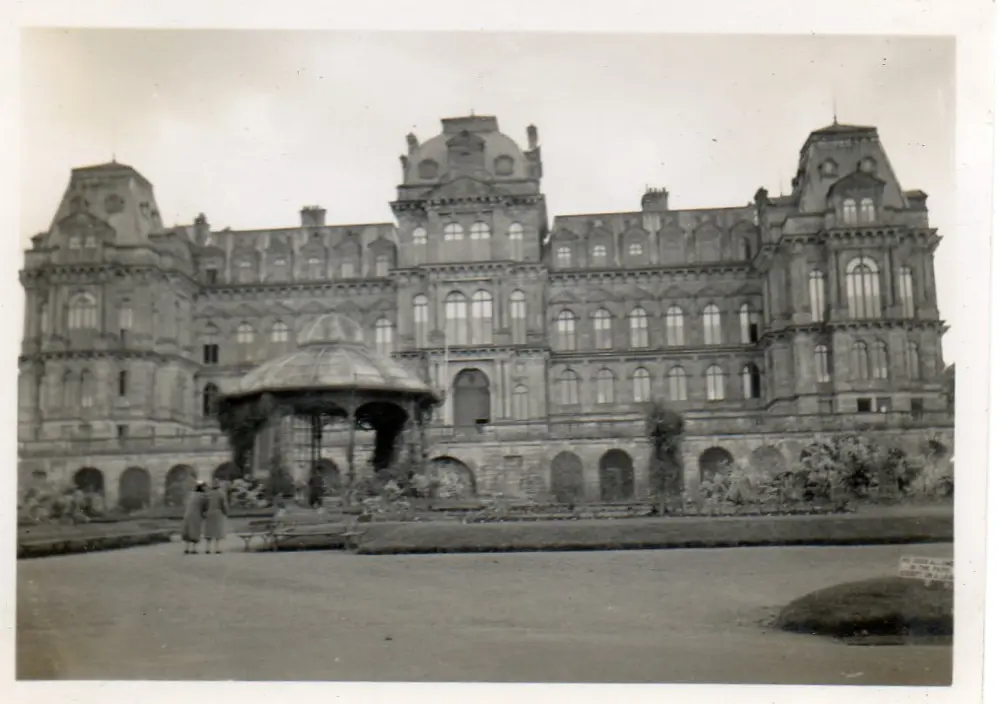 Photo de Musée de Bowes avec des marches et des rampes attachés - Historic England / David Lovell