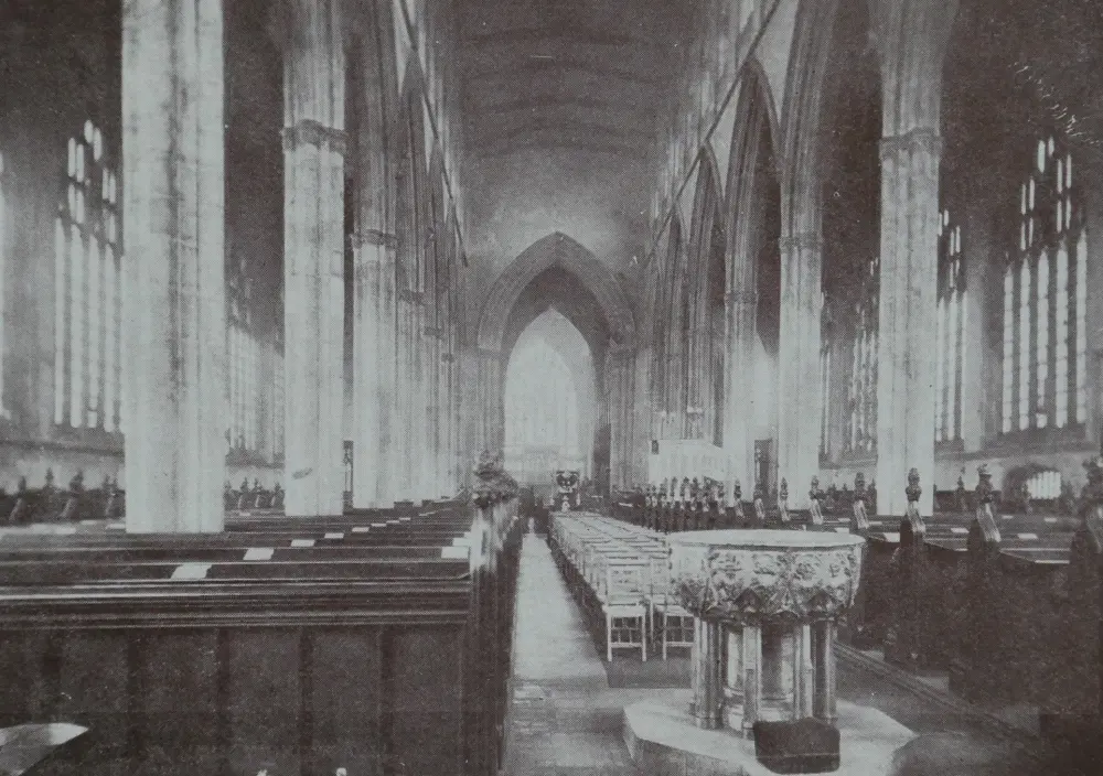 Photo de Église paroissiale de la Sainte Trinité et du mur du cimetière - Historic England