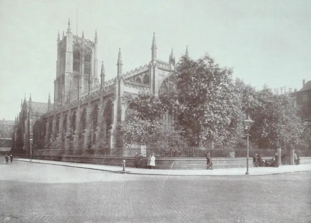 Photo de Église paroissiale de la Sainte Trinité et du mur du cimetière - Historic England