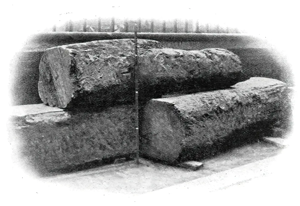 Photo de Église paroissiale de la Sainte Trinité et du mur du cimetière - Historic England