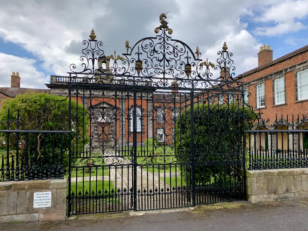 Photo de Hôpital Preston, y compris l'écran et les portes à l'avant - Historic England