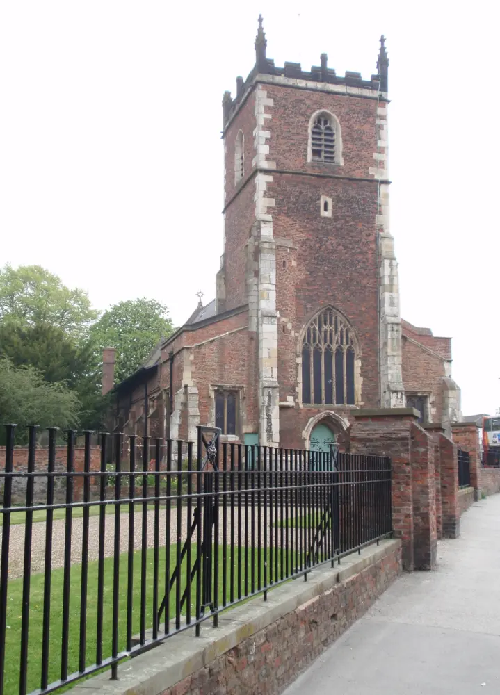 Photo de Église de St James et mur aux limites - Historic England