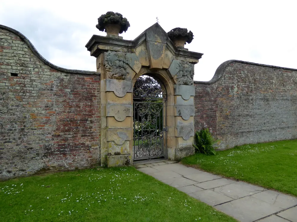 Photo de Murs de jardin clos en jardin clos avec des portes, notamment la porte du satyre et les piles d'angle - Historic England / P Hampel