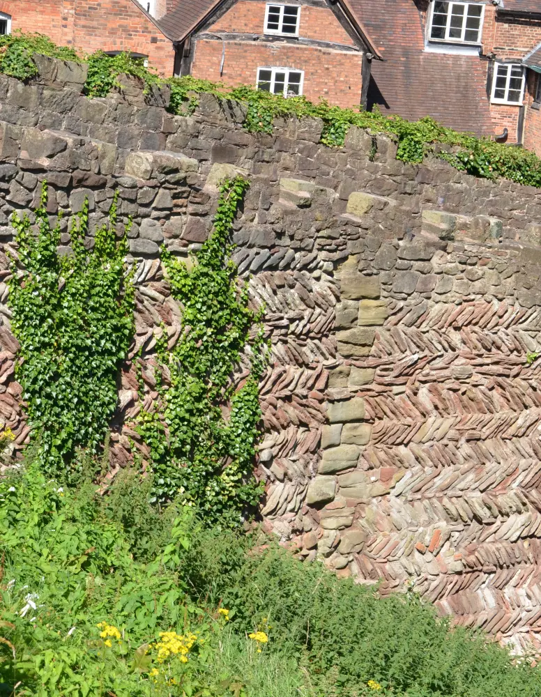 Photo de Des murs de la chaussée au nord-est du château de Tamworth - Historic England
