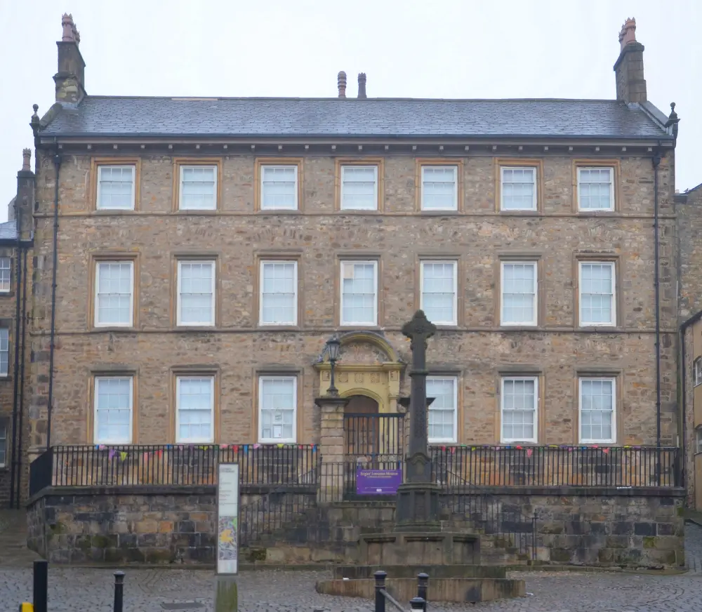 Photo de Les logements des juges, le parvis ci-joint, les marches, les piles de porte, les portes et les balustrades - Historic England