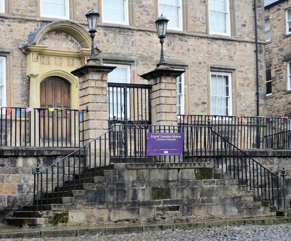 Photo de Les logements des juges, le parvis ci-joint, les marches, les piles de porte, les portes et les balustrades - Historic England