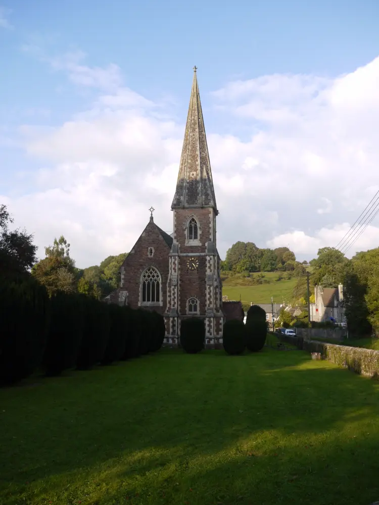 Foto de Iglesia de San Pedro y 2 pares de muelles con puerta - Historic England / David Lovell